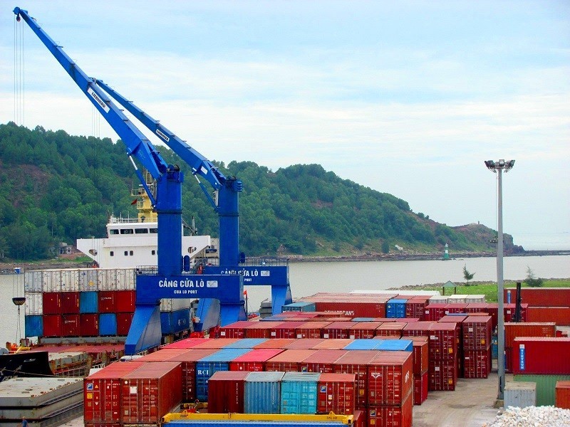 Hoạt động xuất nhập khẩu sôi động tại cảng Cửa Lò, Nghệ An, thể hiện sự phát triển của hải quan Nghệ An.