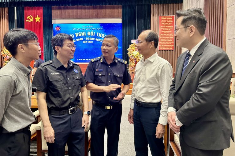 Lãnh đạo Chi cục Hải quan khu vực II trao đổi với doanh nghiệp về cải cách thủ tục hải quan tại hội nghị đối thoại.