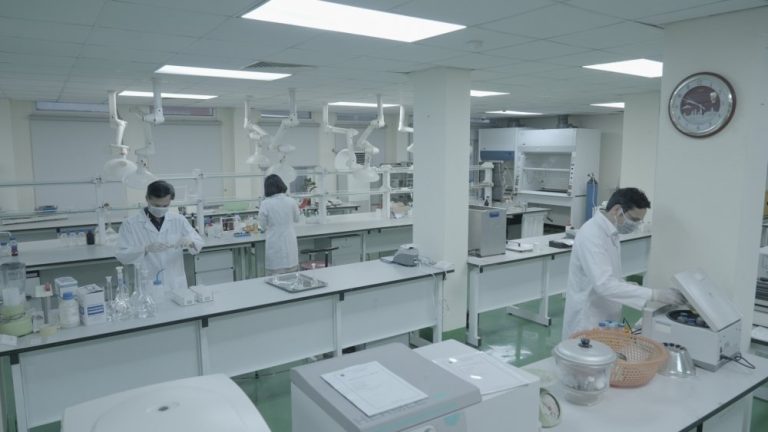 Công tác phân tích phân loại tại Chi cục Kiểm định hải quan.