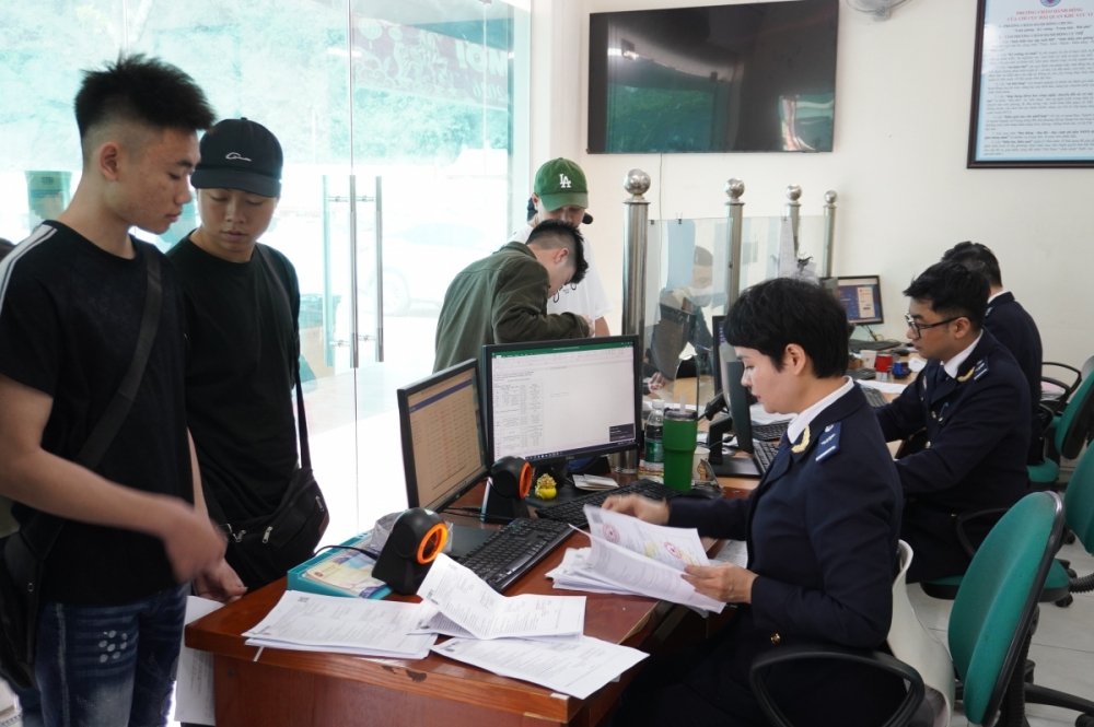 Công chức Hải quan khu vực VI hướng dẫn thủ tục cho doanh nghiệp xuất khẩu hàng hóa sang Trung Quốc