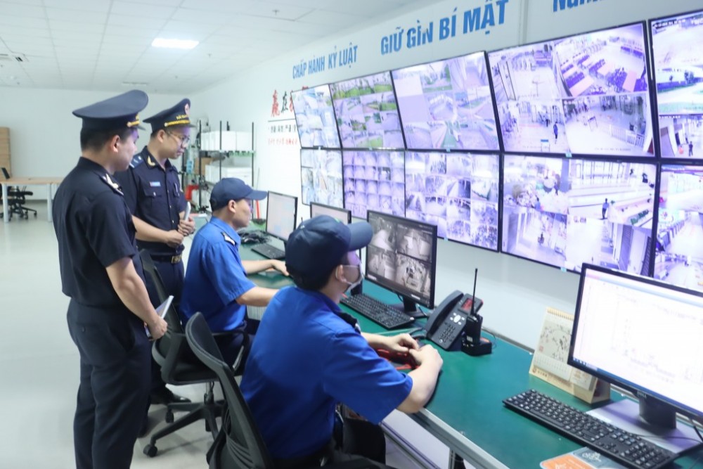 Công chức hải quan kiểm tra hệ thống camera giám sát, hỗ trợ thủ tục tiêu hủy hàng hóa doanh nghiệp chế xuất.