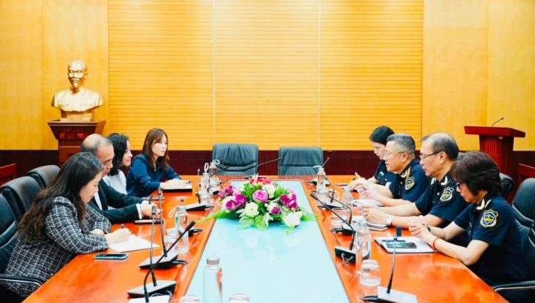 Đại diện Cục Hải quan Việt Nam và Tập đoàn FedEx trong buổi làm việc về Hải quan số và tối ưu logistics.